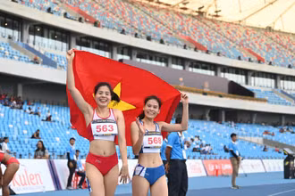 Nguyễn Thị Huyền ăn mừng vô địch nội dung chạy 400m rào nữ SEA Games 32. (Ảnh: DƯƠNG THUẬT)