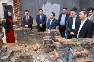 [Ảnh] Đoàn công tác Báo Nhân Dân dâng hương tại Đền thờ Bác Hồ và thăm Khu di tích Nhà tù Sơn La