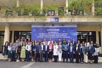 Đoàn đại biểu tham dự Hội nghị lần thứ 49 của Hội đồng điều hành Quỹ Toàn cầu đã đến thăm và làm việc tại Bệnh viện Phổi Trung ương.