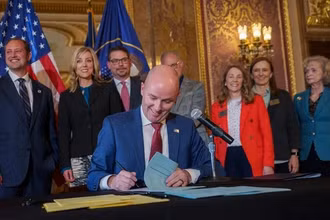 Thống đốc bang Utah Spencer Cox ký ban hành luật yêu cầu các trang mạng xã hội tăng cường quyền giám sát cho cha mẹ. (Nguồn: Independent)