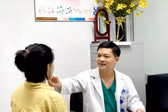 Thạc sĩ, bác sĩ Nguyễn Đình Quân, Phó Trưởng Khoa Phẫu thuật tạo hình thẩm mỹ và phục hồi chức năng, Bệnh viện Da liễu Trung ương khám cho người bệnh.