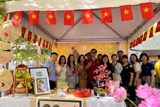 Đại sứ Nguyễn Tất Thành cùng các nhân viên Đại sứ quán Việt Nam tại Australia chụp ảnh tại gian hàng của Việt Nam. Nguồn ĐSQ Việt Nam tại Australia.