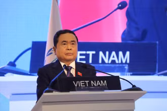 Phó Chủ tịch thường trực Quốc hội Trần Thanh Mẫn phát biểu tại Phiên họp toàn thể Đại hội đồng IPU-146. Ảnh: TTXVN