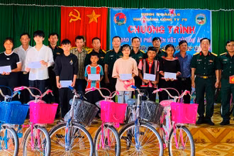 Chi nhánh Công ty 75 trao tiền và hiện vật cho các em học sinh có hoàn cảnh khó khăn. Ảnh: Báo Gia Lai