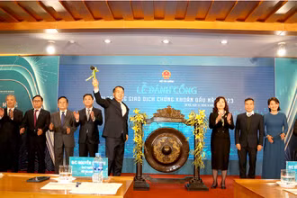 Thứ trưởng Tài chính Nguyễn Đức Chi thực hiện nghi thức đánh cồng khai trương giao dịch chứng khoán đầu năm 2023.