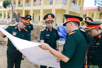 Đại tướng Phan Văn Giang kiểm tra Trung đoàn 102. Ảnh: Báo Quân đội nhân dân