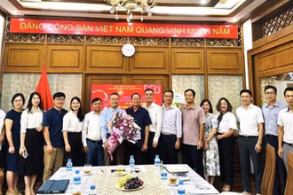 Chi bộ tặng hoa cho Bí thư-Đại sứ Lý Quốc Tuấn nhận huy hiệu 30 năm tuổi Đảng. (Ảnh: TTXVN phát)