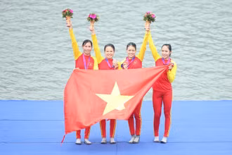 Các vận động viên Bùi Thị Thu Hiền, Lường Thị Thảo, Nguyễn Thị Giang và Phạm Thị Thảo trên bục vinh quang. (Ảnh: Đoàn Thể thao Việt Nam)