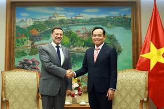 Phó Thủ tướng Trần Lưu Quang tiếp Đại sứ Australia tại Việt Nam Andrew Goledzinowski. (Ảnh: TTXVN)