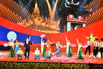 Một tiết mục văn nghệ tại Lễ kỷ niệm 60 năm Ngày thiết lập quan hệ ngoại giao và 45 năm Ngày ký Hiệp ước Hữu nghị và Hợp tác Việt Nam-Lào. Ảnh: Đăng Khoa