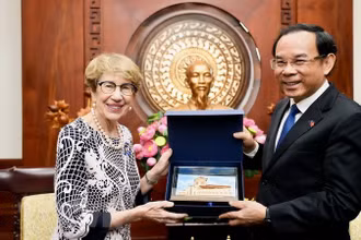 Bí thư Thành ủy TP Hồ Chí Minh Nguyễn Văn Nên tặng quà lưu niệm cho bà Margaret Beazley, Thống đốc bang New South Wales, Australia. (Ảnh: TTXVN)