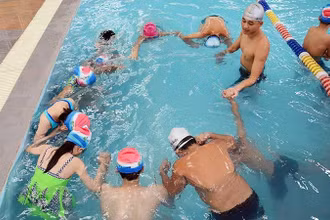 Một lớp dạy kỹ năng bơi và phòng, chống đuối nước cho trẻ em tại quận Hai Bà Trưng, Hà Nội. (Ảnh: THU HÀ)