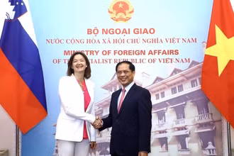 Bộ trưởng Ngoại giao Bùi Thanh Sơn đón Phó Thủ tướng, Bộ trưởng Ngoại giao và Các vấn đề châu Âu Cộng hòa Slovenia Tanja Fajon. Ảnh: TTXVN