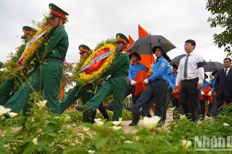 Đưa tiễn các anh về với đất mẹ. (Ảnh: HỮU NGHĨA)