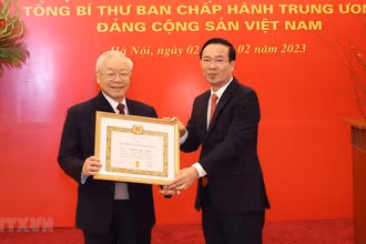 Đồng chí Võ Văn Thưởng, Ủy viên Bộ Chính trị, Thường trực Ban Bí thư trao Huy hiệu 55 năm tuổi Đảng tặng Tổng Bí thư Nguyễn Phú Trọng. (Ảnh: TTXVN)
