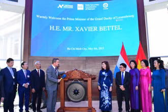 Thủ tướng Xavier Bettel đánh cồng mở phiên giao dịch.