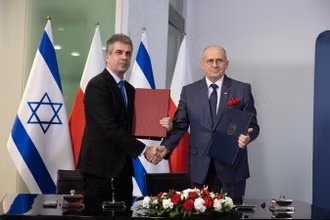 Ngoại trưởng Eli Cohen (trái) và Ngoại trưởng Ba Lan Zbigniew Rau tại Warsaw ngày 22/3. (Nguồn: timesofisrael/Vietnam+)