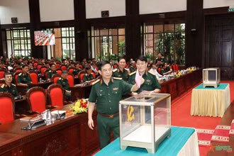 Các đại biểu Quân ủy Trung ương bỏ phiếu giới thiệu cán bộ quy hoạch Ban Chấp hành Trung ương Đảng khóa XIV. Ảnh: Báo Quân đội nhân dân