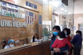 Phụ huynh đăng ký khám, chữa bệnh cho trẻ em. (Ảnh minh họa)
