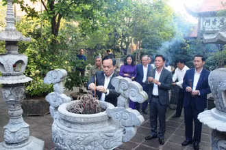 Phó Thủ tướng Chính phủ cùng các thành viên đoàn công tác viếng cố Tổng Bí thư Lê Khả Phiêu.