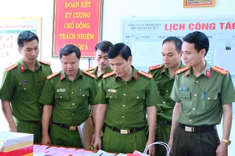 Công an Thanh Hóa xem tang vật vụ án cùng các loại ma túy mới.