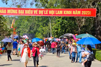 Du khách hành hương về Lam Kinh.
