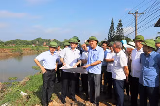 Lãnh đạo tỉnh Thanh Hóa cùng các ngành kiểm tra thực địa đê tả sông Càn.