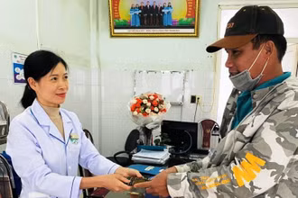 Điều dưỡng Trần Thị Thu giao trả tài sản cho chủ nhân.