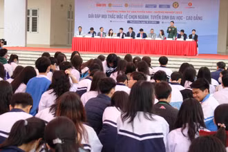 Quang cảnh buổi tư vấn tuyển sinh-hướng nghiệp.