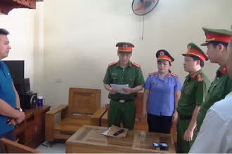 Cơ quan chức năng thi hành quyết định khởi tố, bắt giam bị can.