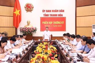 Chủ tịch Ủy ban nhân dân tỉnh Thanh Hóa phát biểu tại phiên họp thường kỳ.