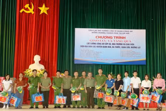 Các thành viên đoàn công tác trao tặng quà cho công an xã, giáo viên vùng cao, biên giới tỉnh Thanh Hóa.