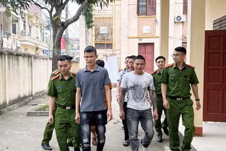 Công an dẫn giải nhóm đối tượng hoạt động "tín dụng đen".