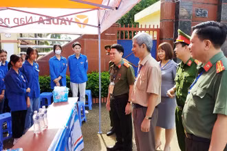 Công an Thanh Hóa cùng lãnh đạo điểm thi khích lệ, nhắc nhở thanh niên tình nguyện thực hiện tốt nhiệm vụ của mình.