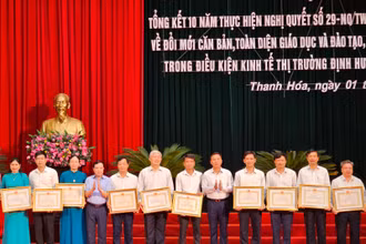 Lãnh đạo tỉnh Thanh Hóa trao tặng Bằng khen cho các tập thể có thành tích xuất sắc trong thực hiện Nghị quyết 29-NQ/TW.