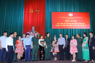 Các đại biểu Quốc hội khóa XV, cán bộ lực lượng vũ trang tỉnh Thanh Hóa với đồng bào huyện Mường Lát.