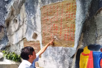 Hành vi khoan, vít đinh làm mất ký tự trên bia ký ở Chùa Quan Thánh, thành phố Thanh Hóa.