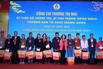 Bí thư Trung ương Đảng, Trưởng Ban Tổ chức Trung ương cùng lãnh đạo tỉnh Thanh Hóa tặng quà Tết cho công nhân lao động ở Khu công nghiệp Hoàng Long.
