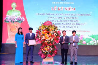 Trung ương Hội Nhà báo Việt Nam tặng Bằng khen và hoa chúc mừng Hội Nhà báo tỉnh Thanh Hóa.