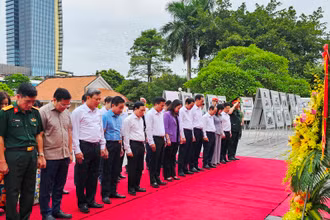 Phó Chủ tịch nước cùng các đại biểu thành kính tưởng niệm Chủ tịch Hồ Chí Minh vĩ đại.