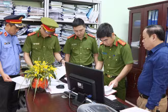 Đại diện các cơ quan chức năng xem xét các tài liệu liên quan.