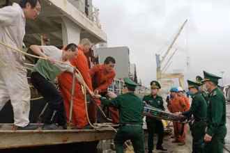 Lực lượng chức năng cứu hộ nạn nhân hôn mê.