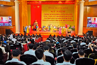 Các đại biểu xem chương trình văn nghệ chào mừng trước khai mạc lễ kỷ niệm.