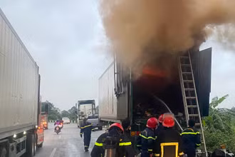 Lực lượng chức năng tháo rời đầu ô-tô kéo container chứa hàng hóa phát sinh hỏa hoạn.