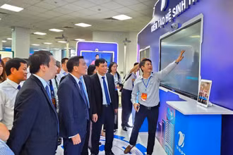 Các đại biểu tham quan, nghe giới thiệu về hệ sinh thái số.