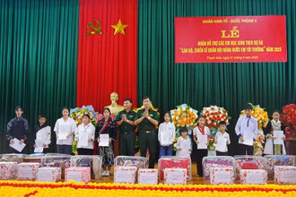 Đại diện Đoàn Kinh tế-Quốc phòng 5 trao quà và quyết định hỗ trợ 11 học sinh.