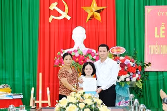 Chủ tịch tỉnh Thanh Hóa trao Quyết định tuyển dụng viên chức đối với Lê Thị Thắm.
