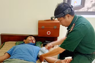 Quân y Biên phòng theo dõi sức khỏe nạn nhân.