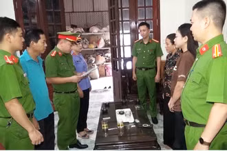 Cơ quan chức năng thi hành quyết định khởi tố, lệnh khám xét nơi ở của bị can.
