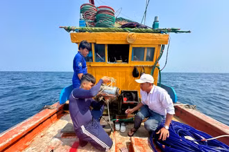 Ngư dân đảo Lý Sơn chuẩn thiết bị lặn xuống tàu kéo bị chìm để tìm người mất tích.